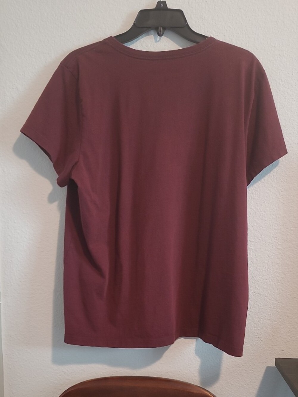 Women's XL Life Is Good Dog Mom V-Neck Tee in Burgundy with Colorful Paw Graphic - Picture 4 of 4